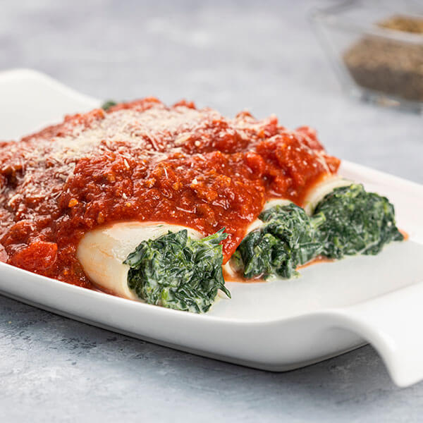 Plato de Canelones de espinaca y ricota con salsa casera de tomate